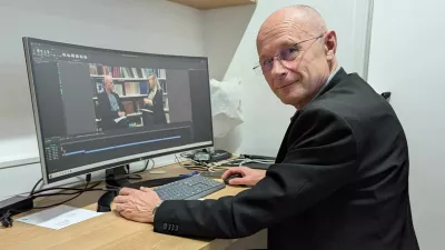 Izredni profofesor dr. Bojan Balkovec med motažo najnovej&scaron;ega posnetka, v katerem se bodo dotaknili &scaron;e vedno aktualne konference na Jalti. / Foto: Damjan Franz Lu