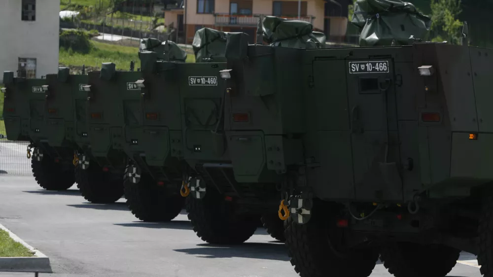 - Tovarna Gorenje INDOP &Scaron;o&scaron;tanj, del proizvodnje - oklepno kolesno vozilo 8 x 8 Patria za potrebe Slovenske vojske (SV)- leto in pol od začetka proizvodnje slovenskih osemkolesnikov poročali o rezultatihna področjih prenosa tehnologije, razvoja in proizvodnje oklepnih vozil  /FOTO: Bojan VelikonjaOPOMBA: ZA OBJAVO V ČASOPISU DNEVNIK