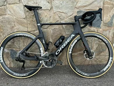 &Scaron;panski ekipi so izpred hotela v Ljubljani ukradli kombi s kolesi. Dirka je zanje tako končana. 