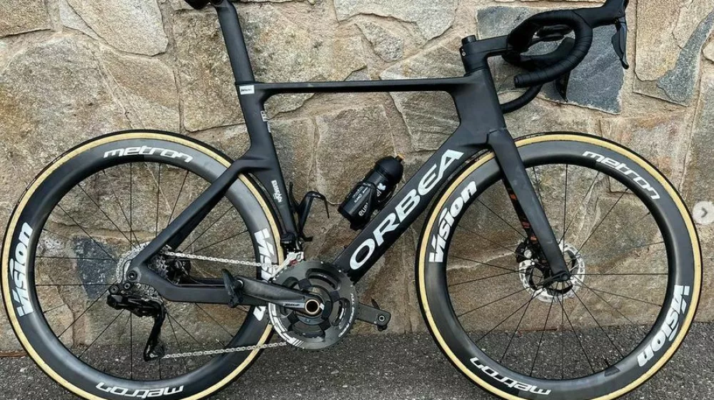 &Scaron;panski ekipi so izpred hotela v Ljubljani ukradli kombi s kolesi. Dirka je zanje tako končana. 