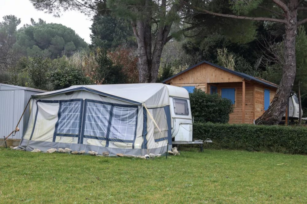 Počitnikarji, ki imajo objekte na parcelah med letovi&scaron;čem Petram in obalo, si želijo, da občina njihovo naselje opredeli kot kamp. Pri tem opozarjajo, da je zemlji&scaron;če gradbeno in namenjeno turistični infrastrukturi. Skrbi jih, da občina želi samo luksuzne nastanitve, njih pa hoče odgnati. Foto: Jaka Gasar