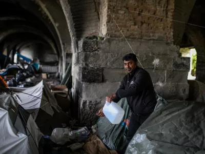 - Umivanje.- 27.04. 2024. - Silos, zapu&scaron;čen objekt v Trstu iz časa Avstroogrskega cesarstva, kjer so začasno bivali&scaron;če na&scaron;li migrantje in begunci iz Azijskih in Afri&scaron;kih držav. Bivajo v zasilnih bivali&scaron;čih in &scaron;otorih. //FOTO: Bojan VelikonjaOPOMBA: Za objavo v Objektivu!