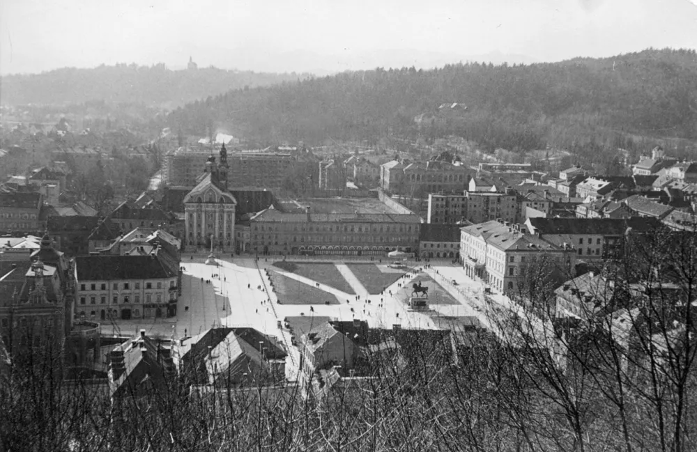 Preureditev parka zvezda po Plečnikovem načrtu; kostanji so odstranjeni, postavljena sta vremenska hi&scaron;ica in spomenik kralju Aleksandru, 1940