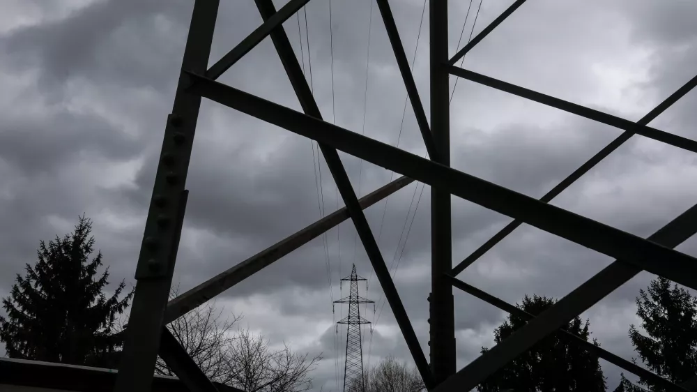 Tistemu, ki je v tekoči sezoni s prilagoditvijo porabe zmanj&scaron;al odjemno moč, se bo to na položnici poznalo &scaron;ele naslednjo sezono, zato agencija razmi&scaron;lja o sprotnem obračunu na podlagi dejanskih moči. Foto: Bojan Velikonja