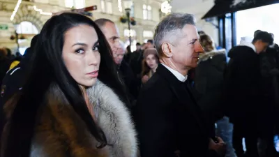 Tina Gaber in predsednik vlade Robert Golob- 01.12.2023 &ndash; Veseli December v Ljubljani 2023 - prižig prazničnih luči v sredi&scaron;ču prestolnice - svetlobna okrasitev mesta - začetek prazničnega decembrskega sejma na ljubljanskih ulicah - novoletno okra&scaron;ena Ljubljana - //FOTO: Nik Erik Neubauer