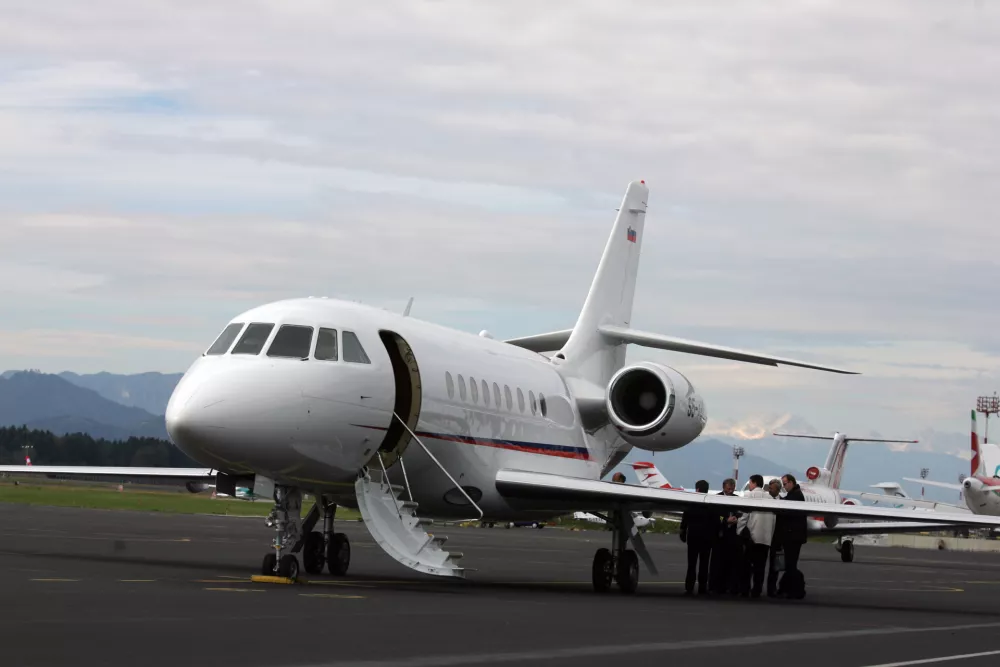 Slovensko protokolarno letalo falcon 2000EX po več kot pol leta, odkar je prenehala najemna pogodba v ZDA, pristalo na letali&scaron;ču Brnik.- Letalo je priletelo iz &scaron;vicarskega Basla, kjer je bilo na temeljitem remontu po &scaron;tirih letih najema, cena remonta pa naj bi bila nekaj 100.000 evrov///FOTO: Luka CjuhaOPOMBA: ZA OBJAVO V ČASOPISU DNEVNIK / Foto: Luka Cjuha