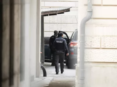 Policija Kriminal7.12.2024 Privedba treh osumljencev za mafijski umor Satka Zovka pred preiskovalnega sodnika. Okrožno sodi&scaron;če v Ljubljani. FOTO: Nik Erik Neubauer