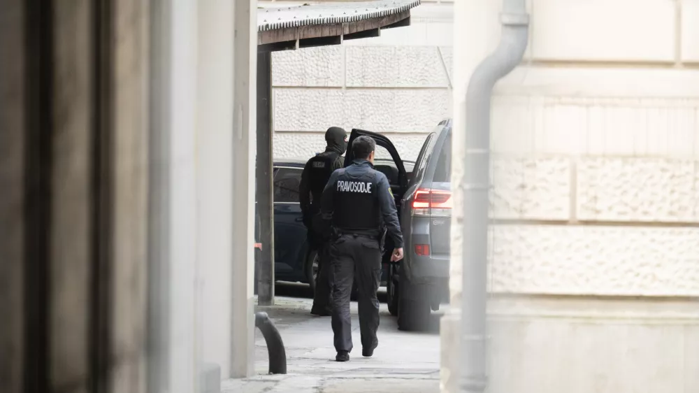 Policija Kriminal7.12.2024 Privedba treh osumljencev za mafijski umor Satka Zovka pred preiskovalnega sodnika. Okrožno sodi&scaron;če v Ljubljani. FOTO: Nik Erik Neubauer
