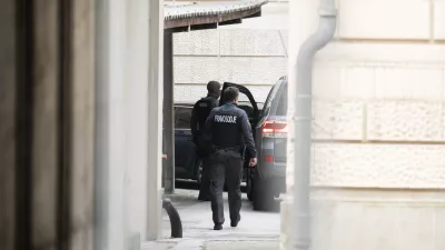 Policija Kriminal7.12.2024 Privedba treh osumljencev za mafijski umor Satka Zovka pred preiskovalnega sodnika. Okrožno sodi&scaron;če v Ljubljani. FOTO: Nik Erik Neubauer