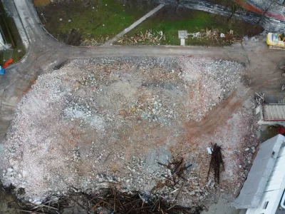  teh dneh padla &scaron;e zadnja stena nekdanje Osnovne &scaron;ole Frana Albrehta, 