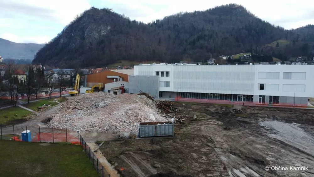  teh dneh padla &scaron;e zadnja stena nekdanje Osnovne &scaron;ole Frana Albrehta, 