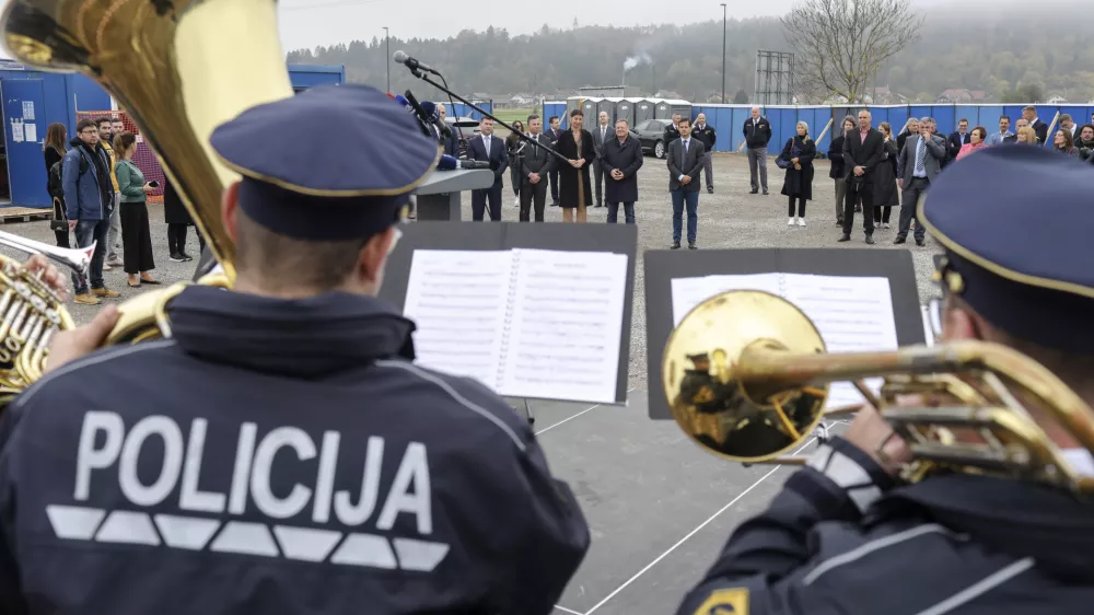 - simbolična fotografija - policija, godba, glasba - 26.10.2022 - odkritje temeljnega kamna za mo&scaron;ki zapor Dobrunje - Zavod za prestajanje kazni zapora Ljubljana - gradnja novega zaporskega kompleksa ob Litijski cesti, vzhodno od ljubljanske obvoznice //FOTO: Jaka Gasar
