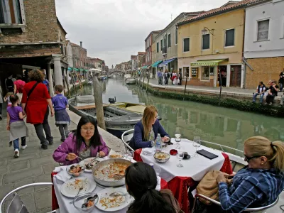 - ITALIJA 2012 - - ilustrativna fotografija  - gostinski vrt - gastronomija - //FOTO: Tomaž Skale