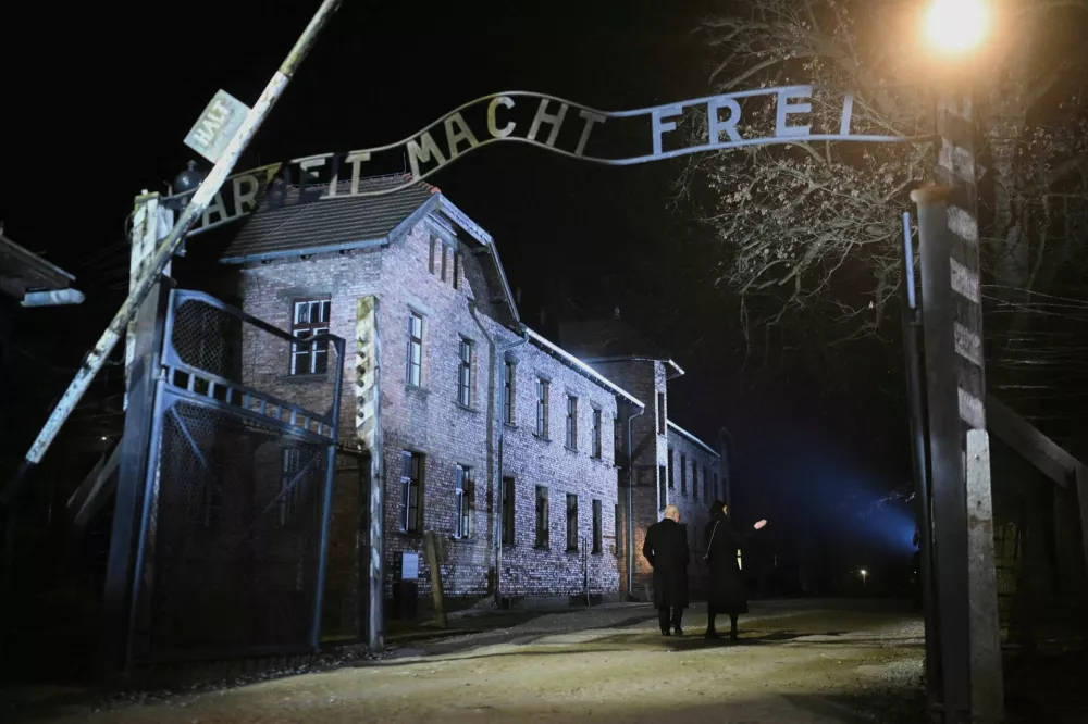 Britanski kralj Charles pod napisom Arbeit Macht Frei.&nbsp;&nbsp;/ Foto: Reuters