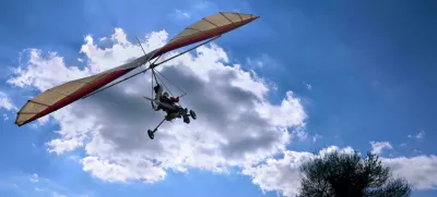 Pilotu motornega zmaja je zmanjkalo goriva, zato je moral zasilno pristati. Fotografija je simbolična. Foto: Reuters