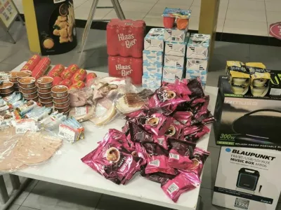 Trije fanti so kradli v novome&scaron;ki trgovini. 