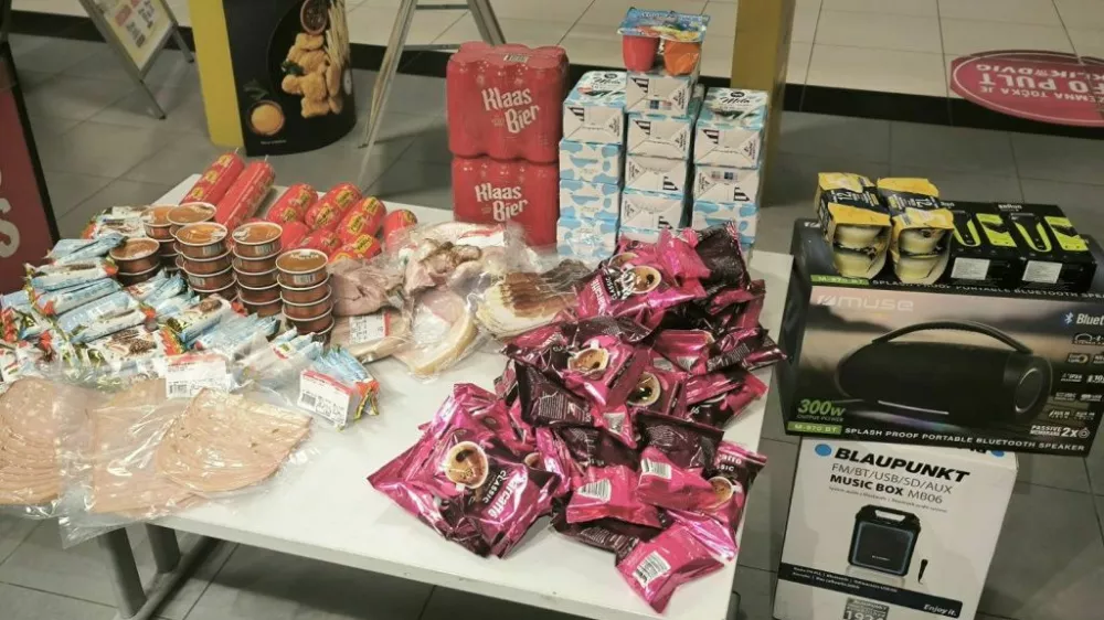 Trije fanti so kradli v novome&scaron;ki trgovini. 