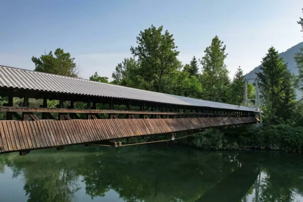 Več kot devetdeset metrov dolgo leseno mosti&scaron;če je oba bregova Save povezovalo od leta 1934. Foto: Peter Ko&scaron;enina