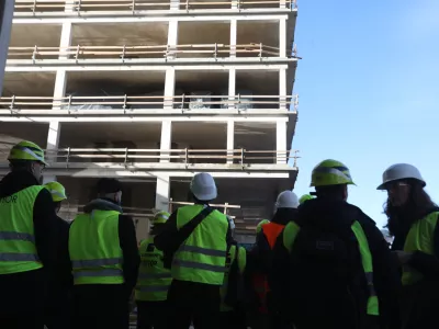 - 29.01.2025. - Vodeni ogled gradnje poslovno stanovanjskega objekta Vilharia, ki ga gradi podjetje Corwin iz Slova&scaron;ke.//FOTO: Bojan Velikonja