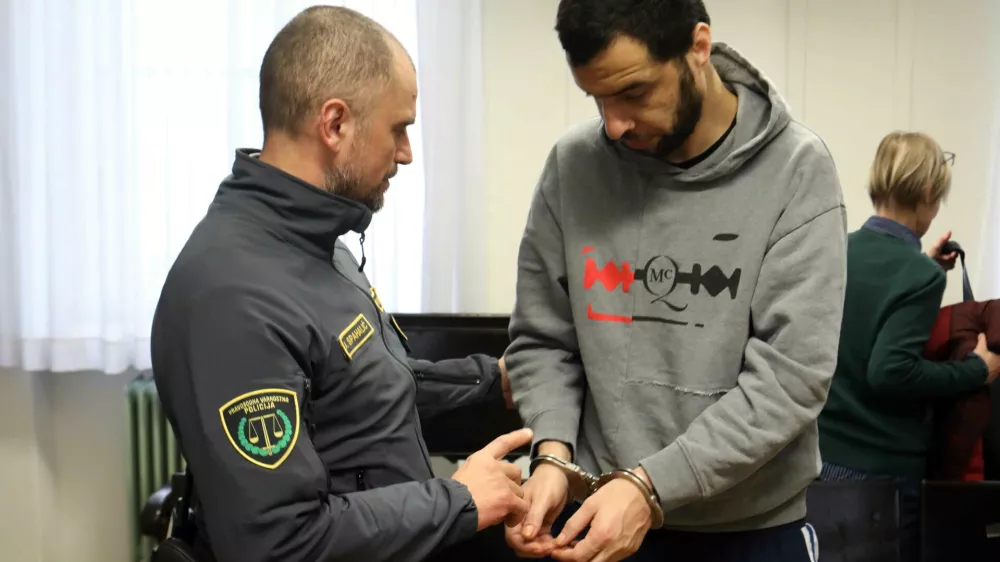 Fatah Ra&scaron;id Adaouri je v azilnem domu z nožem napadel spečega rojaka. Foto: Tomaž Skale