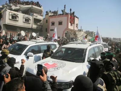 People surround the vehicles of International Committee of the Red Cross (ICRC), on the day of the release of hostages held in Gaza since the deadly October 7 2023 attack, as part of a ceasefire deal in Gaza between Hamas and Israel, in Khan Younis in the southern Gaza Strip, January 30, 2025. REUTERS/Hatem Khaled