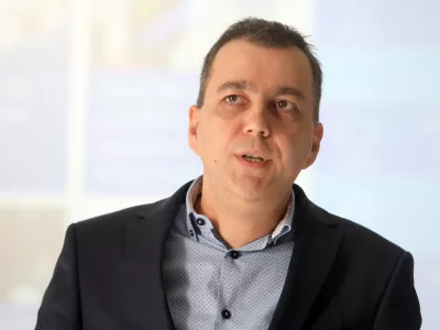 predsednik uprave LEK in predsednik Novartisa v Sloveniji Robert Ljoljo- vodilni Sandozov razvojni center v Sloveniji - razvoj inovativnih in biolo&scaron;kih zdravil - laboratorij &ndash; farmacija - - 05.02.2020 - Podjetje LEK, farmacevtska družba d.d., uprava &ndash; vodstvo, Novartis - Sandoz, Verov&scaron;kova ulica 57, Ljubljana //FOTO: Jaka Gasar