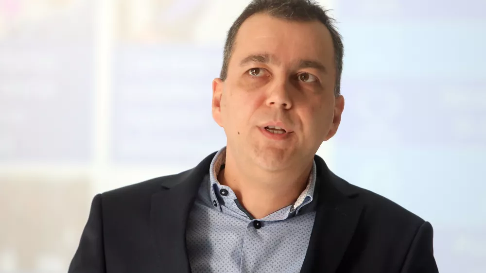 predsednik uprave LEK in predsednik Novartisa v Sloveniji Robert Ljoljo- vodilni Sandozov razvojni center v Sloveniji - razvoj inovativnih in biolo&scaron;kih zdravil - laboratorij &ndash; farmacija - - 05.02.2020 - Podjetje LEK, farmacevtska družba d.d., uprava &ndash; vodstvo, Novartis - Sandoz, Verov&scaron;kova ulica 57, Ljubljana //FOTO: Jaka Gasar