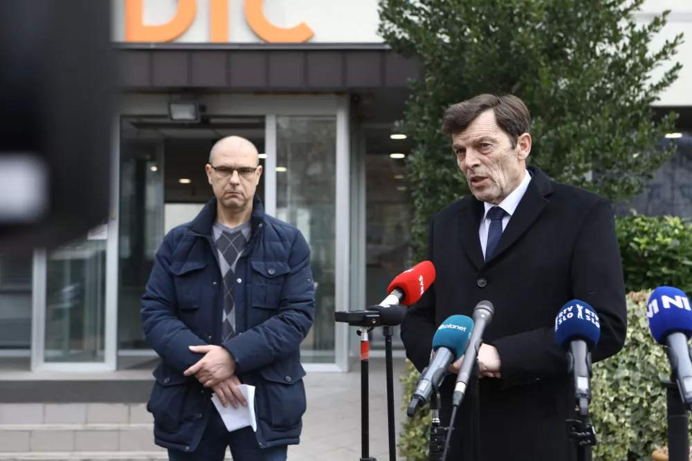 30.01.2025 - Dija&scaron;ki dom Poljane - Požar - izjave ministra za vzgojo in izobraževanje Vinka Logaja ob obisku prizori&scaron;ča požarne nesreče v Dija&scaron;kem domu Ivana Cankarja v Ljubljani. Z njim bo tudi ravnatelj dija&scaron;kega doma &Scaron;emso Mujanović.Foto: Luka Cjuha