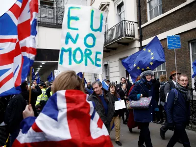 Pro-Brexit supporters celebrate Britain leaving the EU on Brexit day as anti-Brexit demonstrators are seen walking in the opposite way in London, Britain January 31, 2020. REUTERS/Henry Nicholls - RC23RE91JZAV