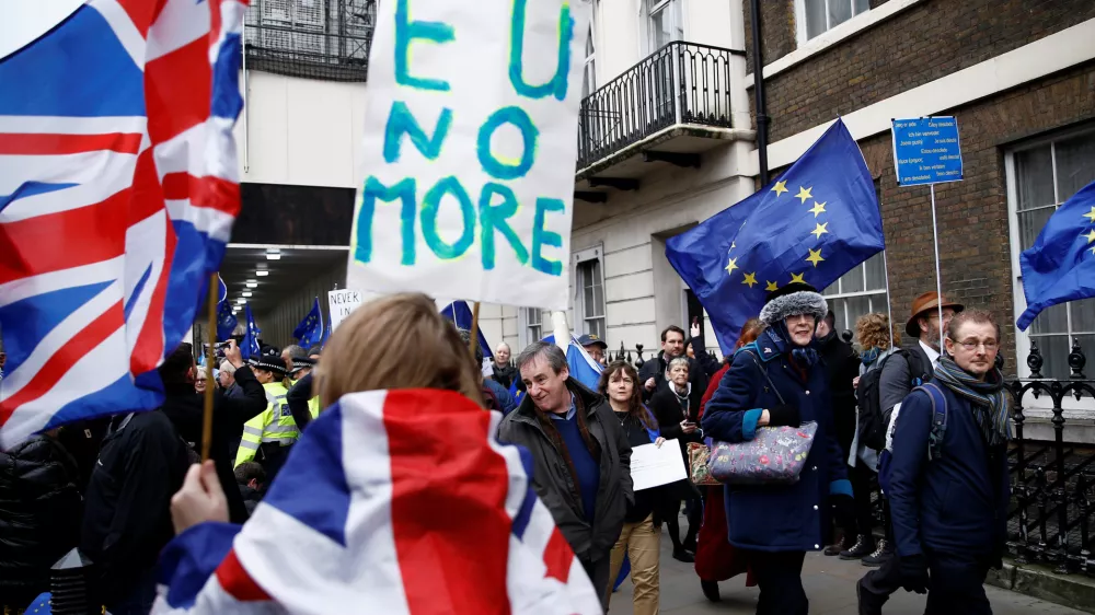 Pro-Brexit supporters celebrate Britain leaving the EU on Brexit day as anti-Brexit demonstrators are seen walking in the opposite way in London, Britain January 31, 2020. REUTERS/Henry Nicholls - RC23RE91JZAV