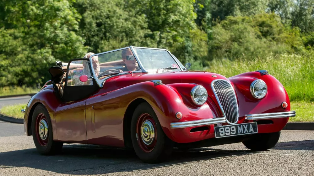 Jaguar XK120 je bil najhitrej&scaron;i serijski avto svojega časa, slabost tega odprtega dvosedežnika pa je bila pomanjkljiva za&scaron;čita pred slabim vremenom. Za prve primerke je bilo treba od&scaron;teti 1263 funtov. Foto: Reuters
