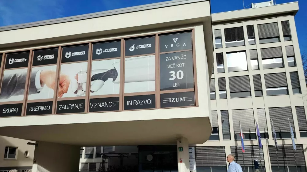 Impozantna stavba sredi Maribora je bila zgrajena leta 1965, pred &scaron;estimi leti je dobila tudi prizidek.&nbsp;/ Foto: Mojca Marot