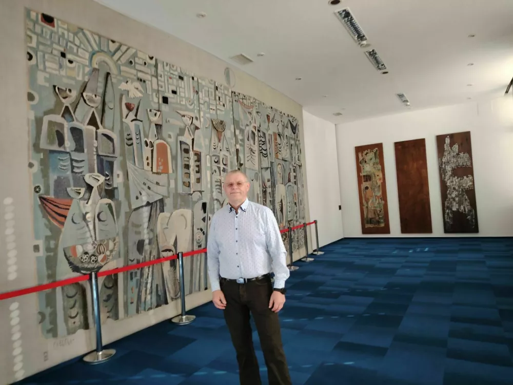 Branko Zebec v stavbi, kjer eno od sten krasi edinstvena likovna umetnina, na katero so ponosni &scaron;e danes.&nbsp;/ Foto: Mojca Marot