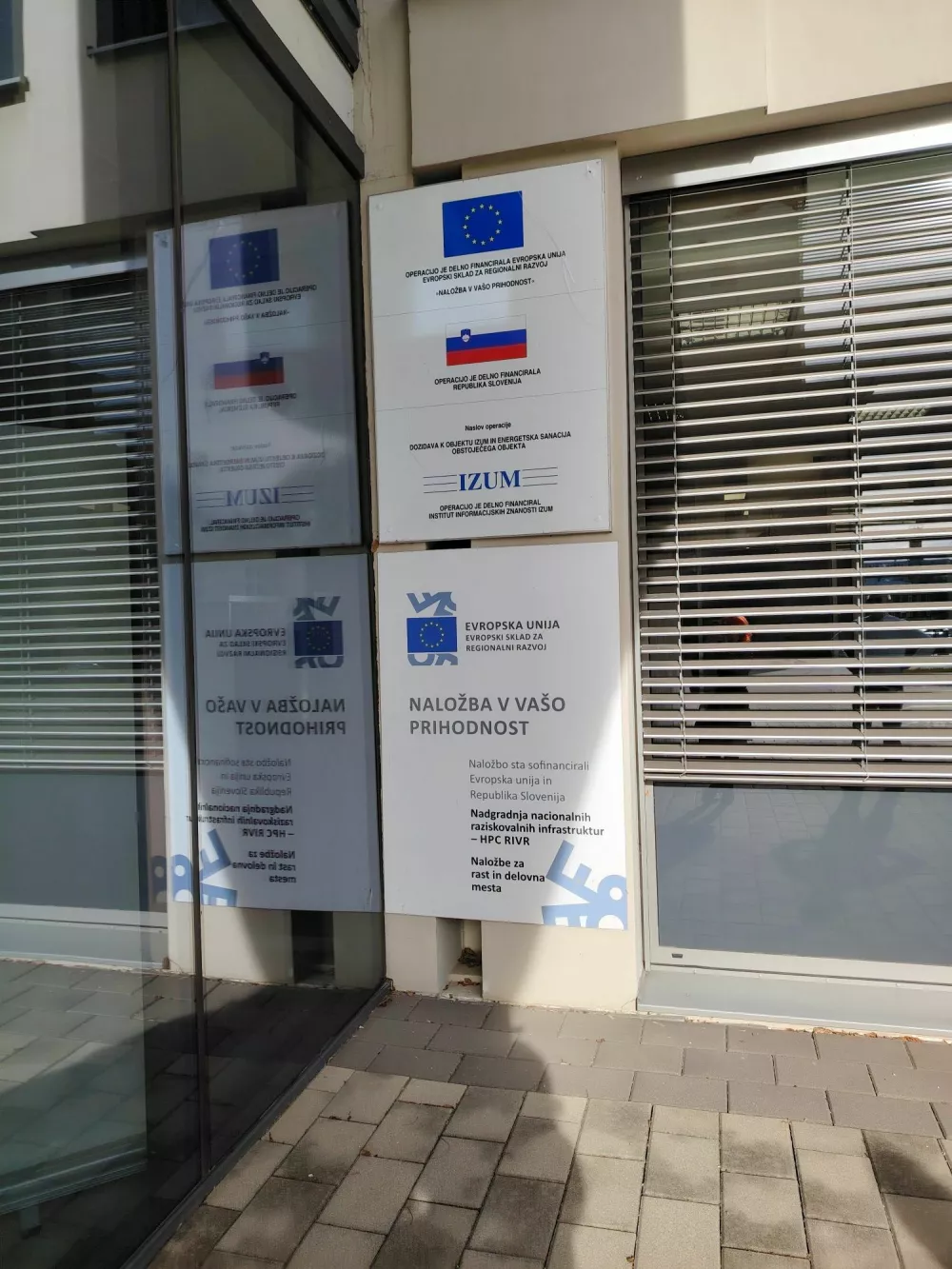 Table pred vhodom dokazujejo, da projekt podpira EU.&nbsp;/ Foto: Mojca Marot