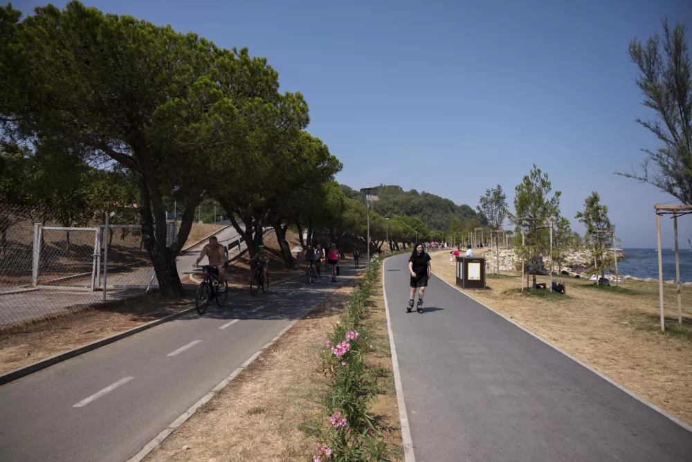Mimo koprskega obmorskega parka tečeta urejeni kolesarska in sprehajalna pot. / Foto: Nik Erik Neubauer