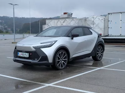 Druga generacija toyote C-HR oko pritegne s posrečeno kombinacijo dinamičnih in prelomljenih kotov ter ukrivljenih linij. Foto:&nbsp;Aljaž Potočnik