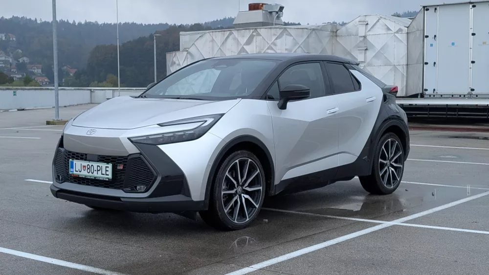 Druga generacija toyote C-HR oko pritegne s posrečeno kombinacijo dinamičnih in prelomljenih kotov ter ukrivljenih linij. Foto:&nbsp;Aljaž Potočnik