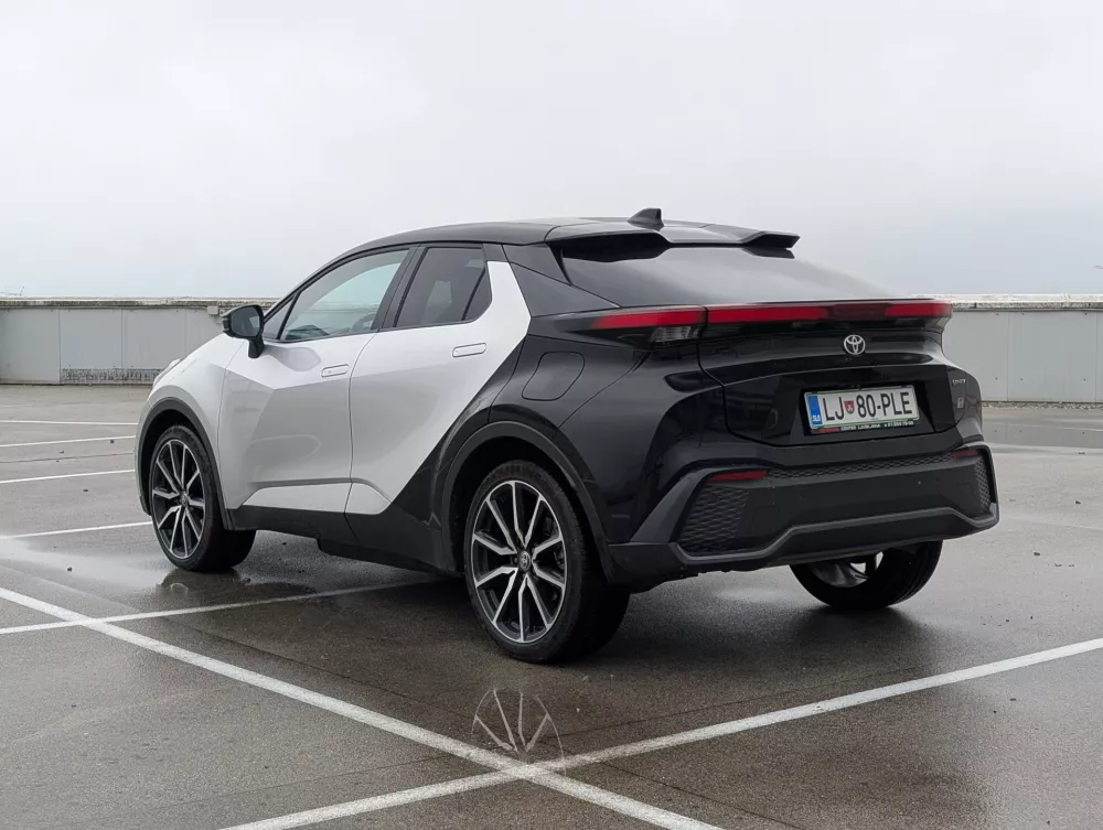 Če je na prednjih sedežih prostora dovolj, je zadaj bistveno bolj tesno. Prtljažnik pri priključnem hibridu pa obsega 310 litrov.&nbsp;Foto:&nbsp;Aljaž Potočnik