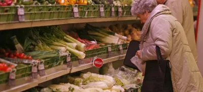 - veleblagovnice Maximarket - zelenjava- maloprodajne cene živil - živila - artikli - evro cena - nakupovanje, prodaja - maloprodaja - prodajalna - trgovina - trgovec - potrošnik, - označevanje cen blaga in storitev - //FOTO: Luka CjuhaOPOMBA: ZA OBJAVO V ČASOPISU DNEVNIK