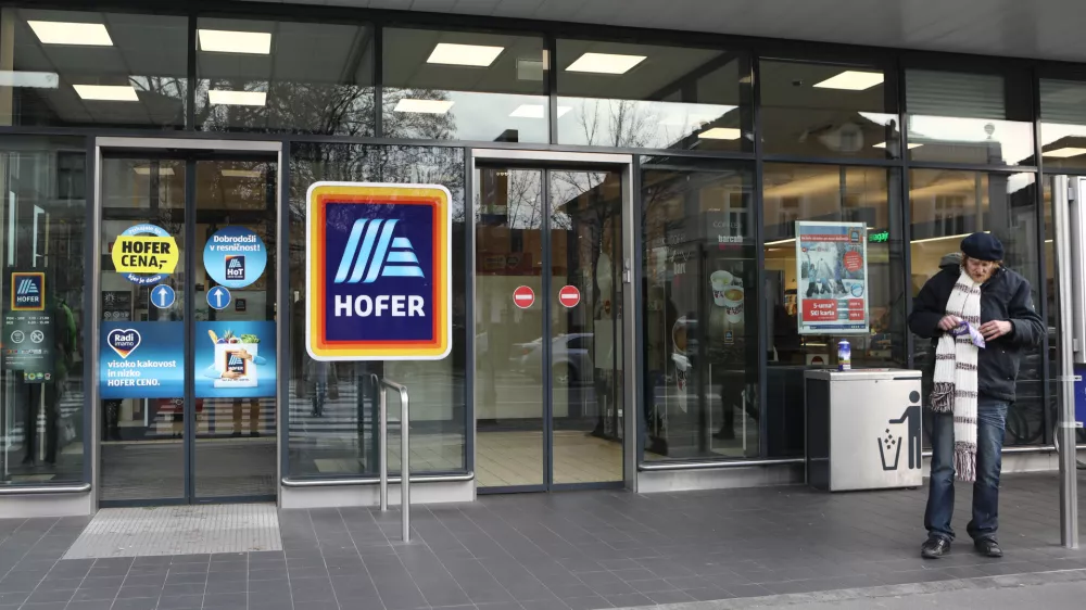 Eden od lani najbolj razvpitih primerov ogla&scaron;evanja, za katere je ogla&scaron;evalsko razsodi&scaron;če razsodilo, da kr&scaron;ijo slovenski ogla&scaron;evalski kodeks, je bilo ogla&scaron;evanje družbe Hofer trgovina. Foto: Luka Cjuha&nbsp;