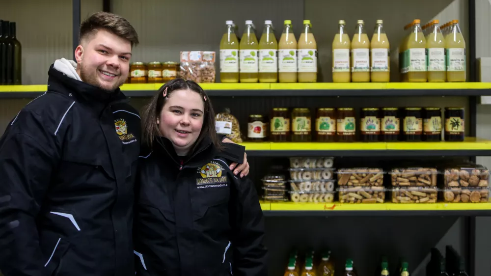 Luka &Scaron;oban in Ajda Blagovič sta mlada podjetnika, ki kmetijske izdelke in pridelke dostavljata na dom po vsej Sloveniji. Foto: Bojan Velikonja