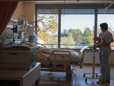 Pomanjkanje negovalnih postelj je tesno povezano s pomanjkanjem osebja, ki deluje na tovrstnih oddelkih. Fotografija je simbolična. Foto: Maja Marko&nbsp;