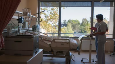 Pomanjkanje negovalnih postelj je tesno povezano s pomanjkanjem osebja, ki deluje na tovrstnih oddelkih. Fotografija je simbolična. Foto: Maja Marko&nbsp;