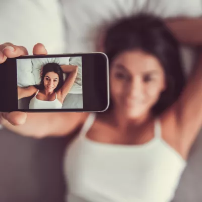 V trenutku, ko fotografijo ali videoposnetek pošljemo nekomu, izgubimo nadzor nad tem, kdo vse jo bo videl. / Foto: Istock