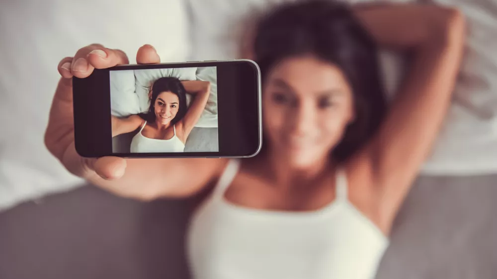 V trenutku, ko fotografijo ali videoposnetek po&scaron;ljemo nekomu, izgubimo nadzor nad tem, kdo vse jo bo videl. / Foto: Istock