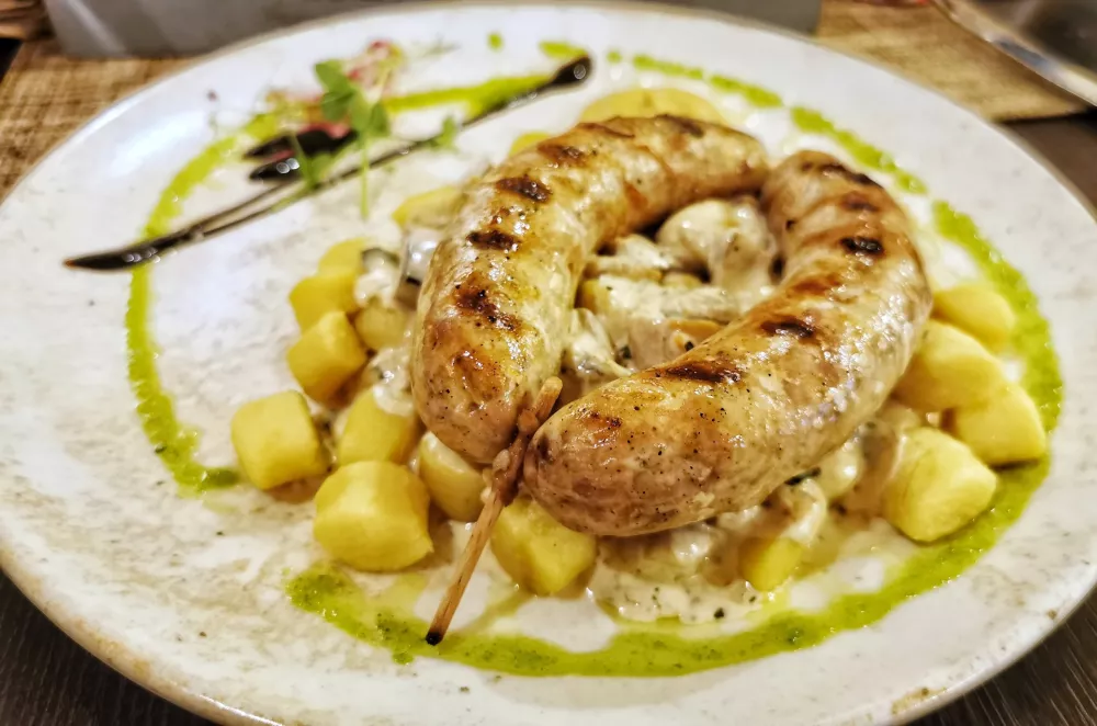 Pečenica, Hi&scaron;a Pod Gradom