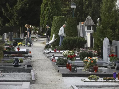 28.10.2024 - pokopali&scaron;če Žale - urejanje grobov pred praznikom dan mrtvih - prodaja cvetjaFOTO: LUKA CJUHA