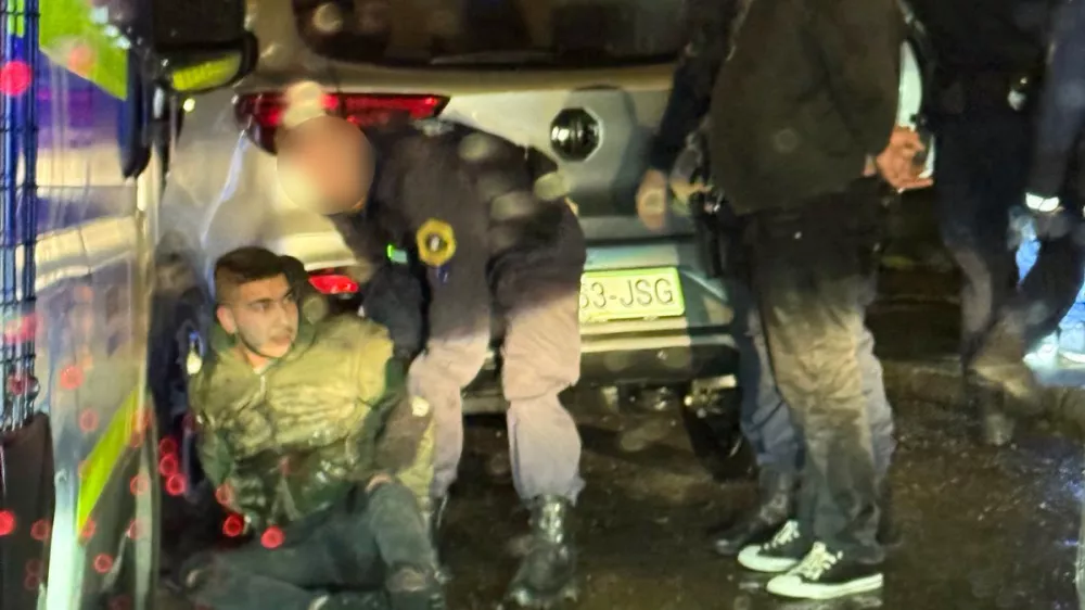 Ker niso upo&scaron;tevali ukazov policije, so bili policisti primorani uporabiti prisilna sredstva. Foto: Večer