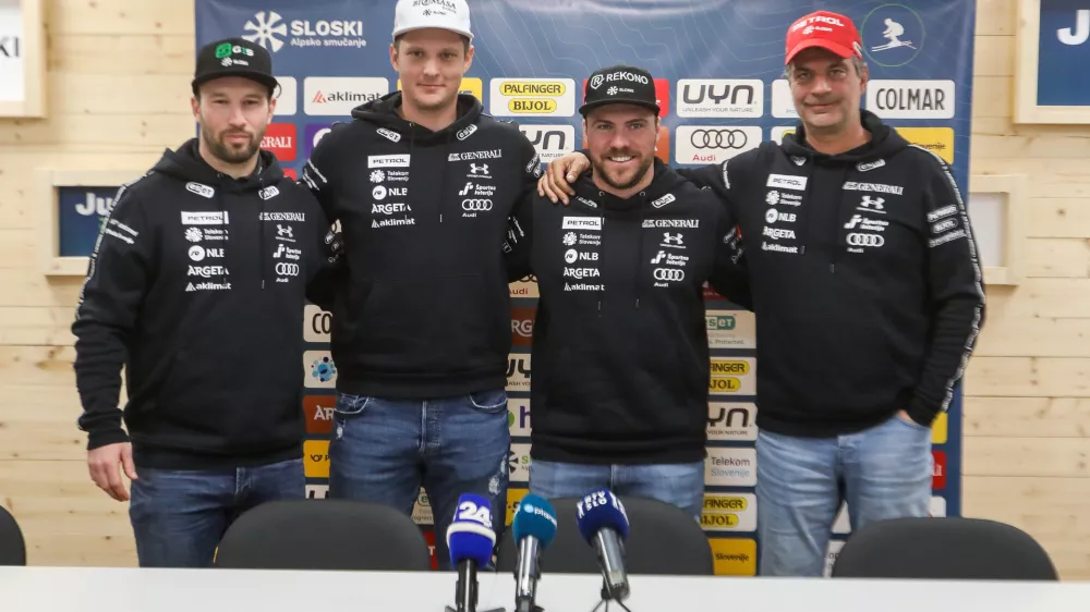 - Martin Čater,- Nejc Naraločnik,- Miha Hrobat,- Ale&scaron; Brezv&scaron;ček, trener, - 27.01.2025. - Novinarska konferenca smučarske reprezentance Slovenije v hitrih disciplinah.//FOTO: Bojan Velikonja