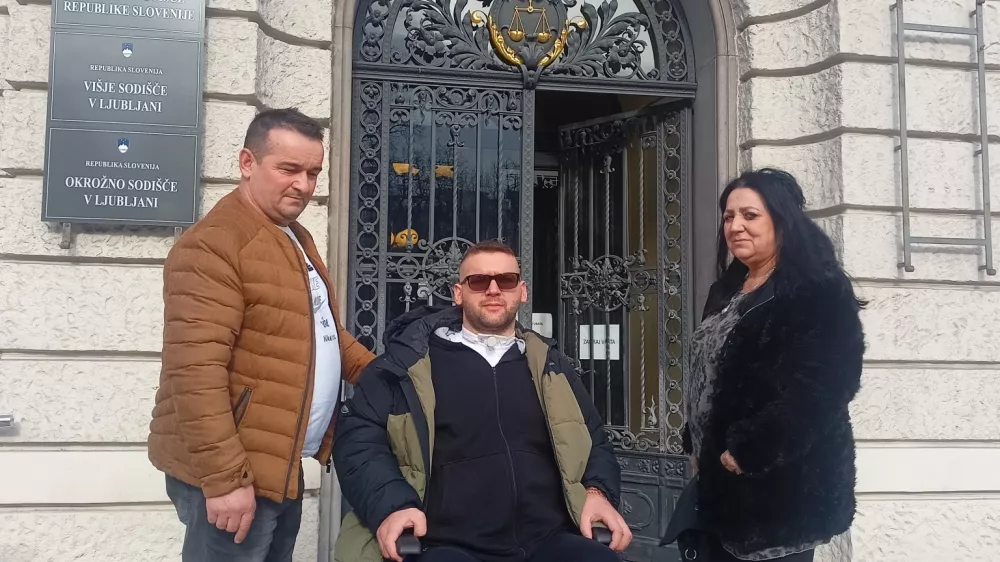 Marija Grbića so na sodi&scaron;če pripeljali star&scaron;i, ki tudi sicer skrbijo zanj. Foto: Dnevnik